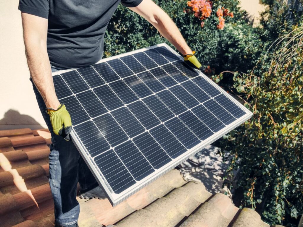 Chauffe-eau solaire installé sur une toiture en Wallonie