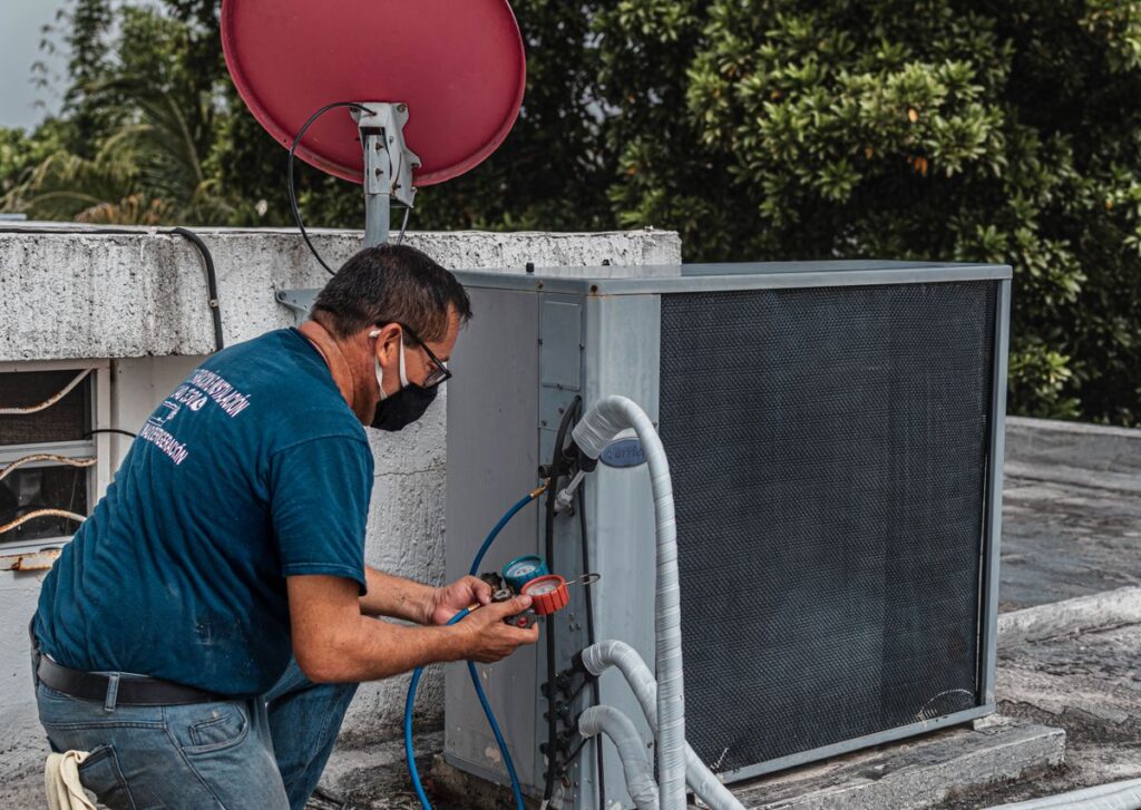 Climatiseur mobile ou fixe : technicien installant une climatisation split