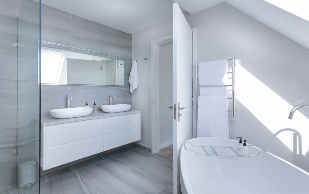 Seche-serviettes dans une salle de bain moderne