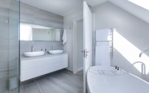 Seche-serviettes dans une salle de bain moderne