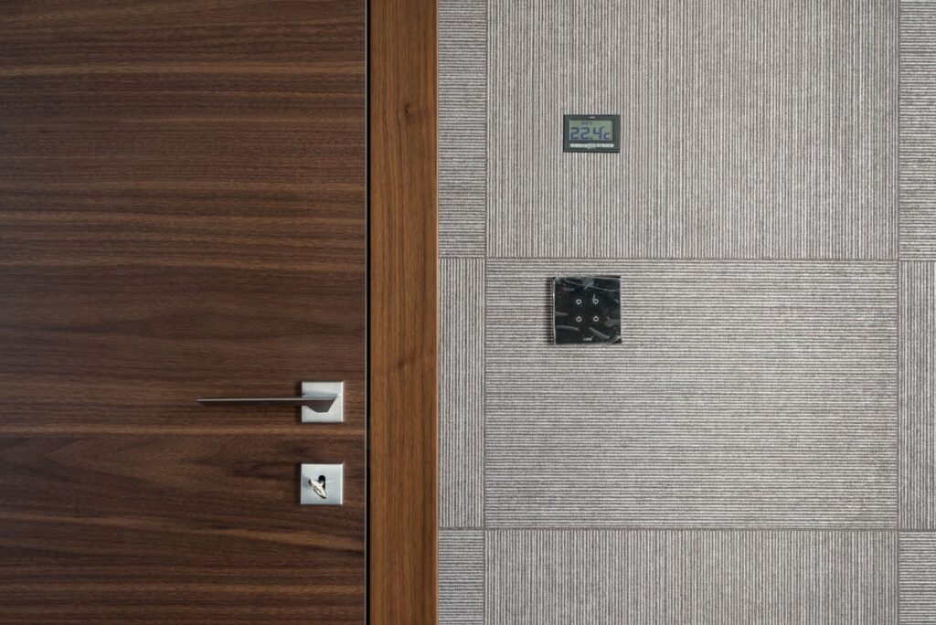 Thermostat connecté mural affichant la température dans une maison en Wallonie