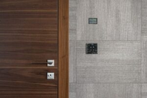 Thermostat connecté mural affichant la température dans une maison en Wallonie