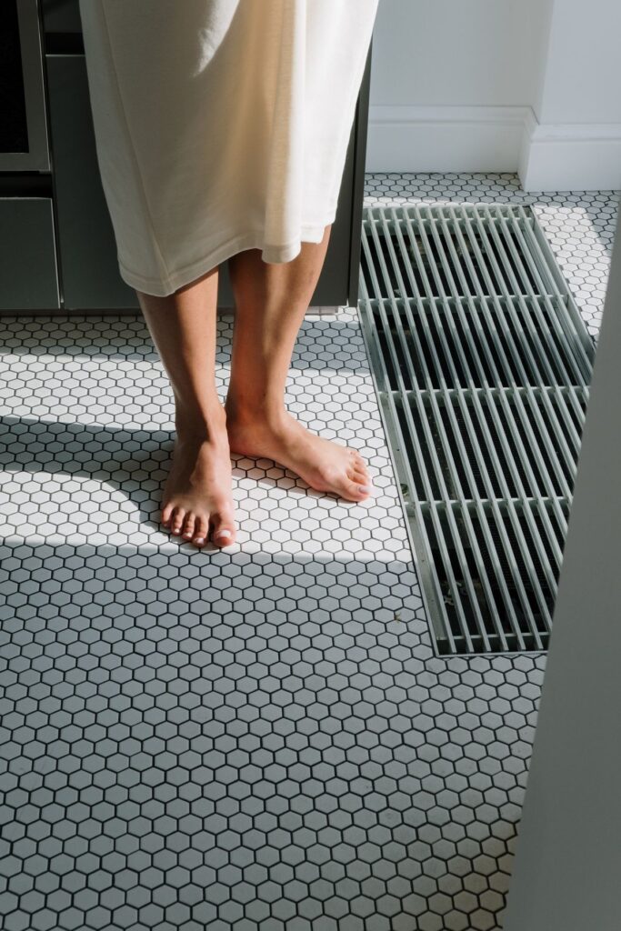 Chauffage au sol en rénovation : pieds nus sur un carrelage