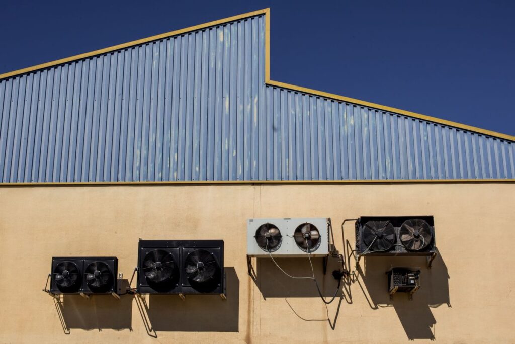 Chauffage et climatisation pour local commercial en Wallonie : unités extérieures sur un bâtiment professionnel