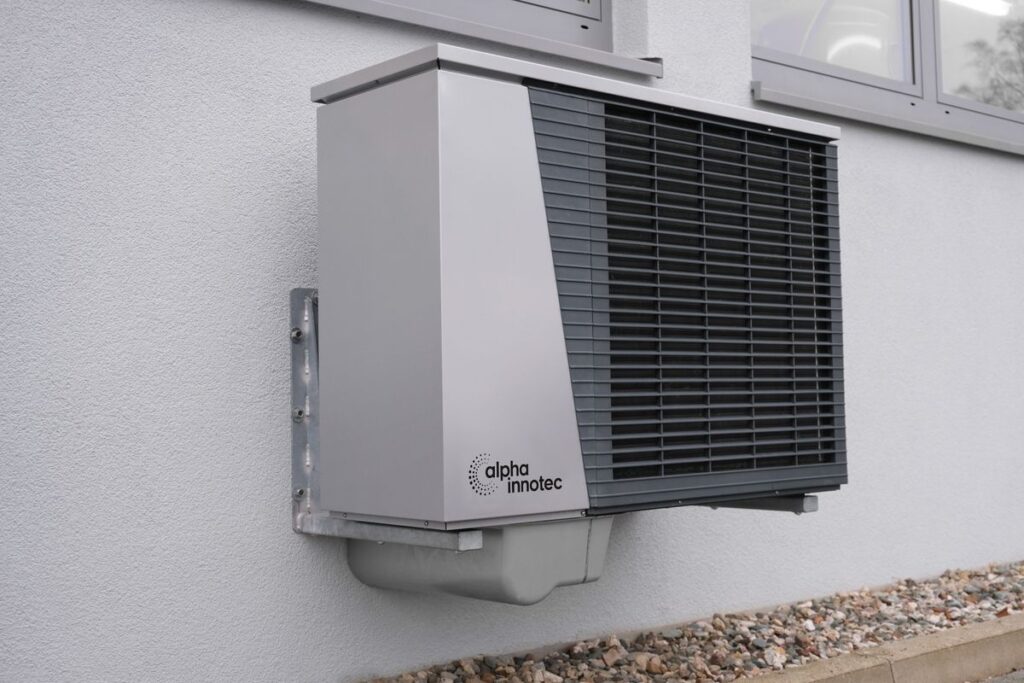 Climatisation réversible chauffage : unité extérieure installée sur une façade