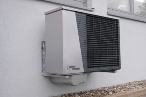 Climatisation réversible chauffage : unité extérieure installée sur une façade
