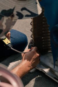 pompe à chaleur Wallonie prime : technicien contrôlant une unité extérieure